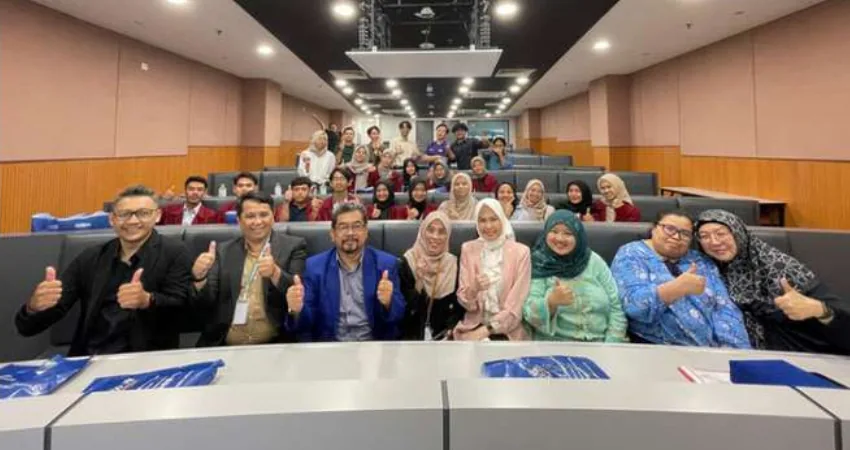 Rombongan peserta kunjungan belajar di ruang kelas