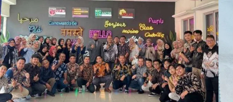 Rombongan Fortuna berfoto bersama di dalam ruangan