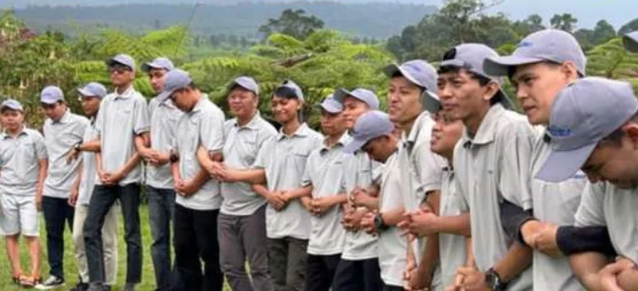 Rombongan peserta berkumpul berjejer di lapangan terbuka