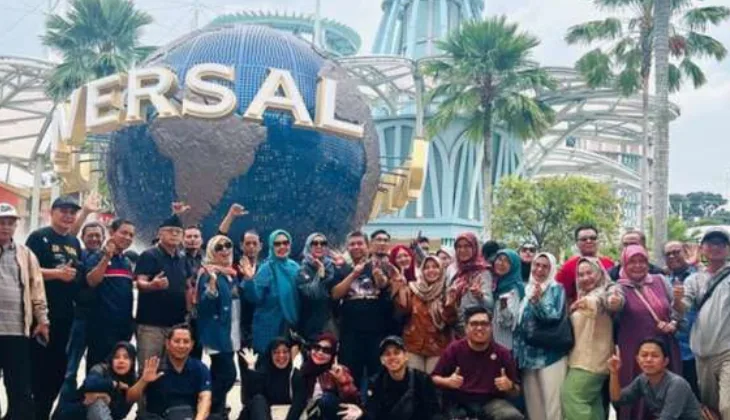 Rombongan Fortuna berfoto bersama di Universal Studios