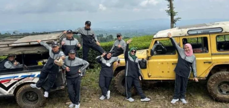 Rombongan Fortuna berfoto bersama di antara jeep di area perkebunan
