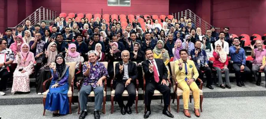 Rombongan peserta berkumpul di auditorium