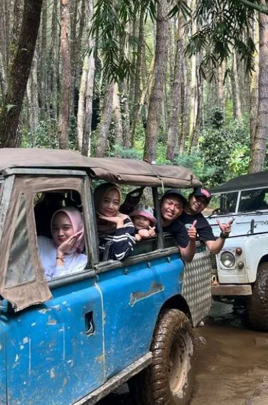 Peserta kegiatan luar ruang bersama di dalam jeep